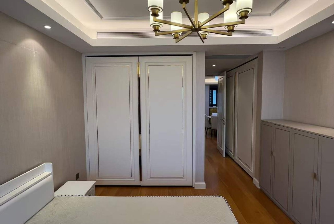 High floor 2-bed, 2-bath unit at The Palace Phase 2 in the Former French Concession. 140 sqm, underfloor heating, central AC, clubhouse amenities. 36,000 RMB/month.
