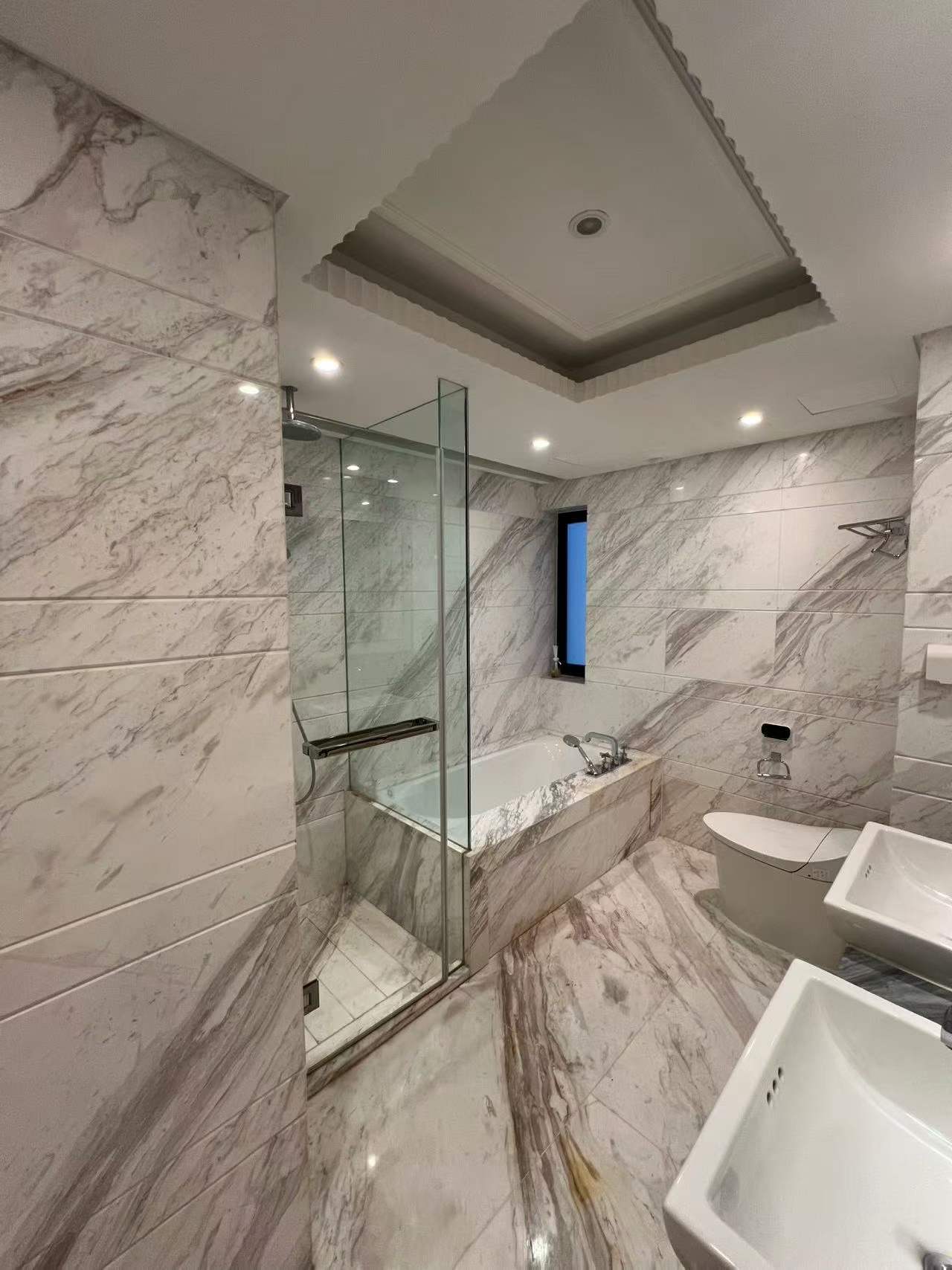 The-Palace-FFC-140-sqm-2-bed-2-bath-floor-heating-clubhouse-Shanghai-Rentals (4) High floor 2-bed, 2-bath unit at The Palace Phase 2 in the Former French Concession. 140 sqm, underfloor heating, central AC, clubhouse amenities. 36,000 RMB/month.