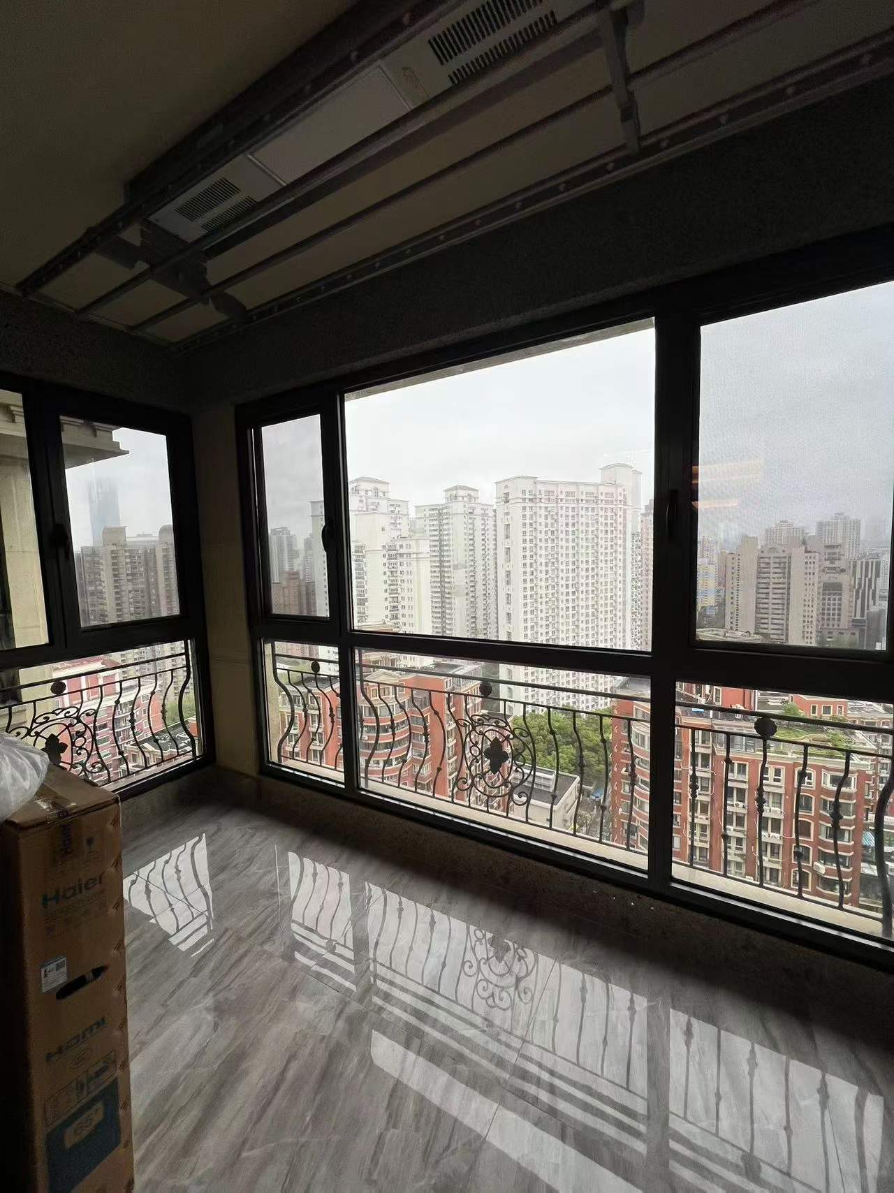 The-Palace-FFC-140-sqm-2-bed-2-bath-floor-heating-clubhouse-Shanghai-Rentals (6) High floor 2-bed, 2-bath unit at The Palace Phase 2 in the Former French Concession. 140 sqm, underfloor heating, central AC, clubhouse amenities. 36,000 RMB/month.
