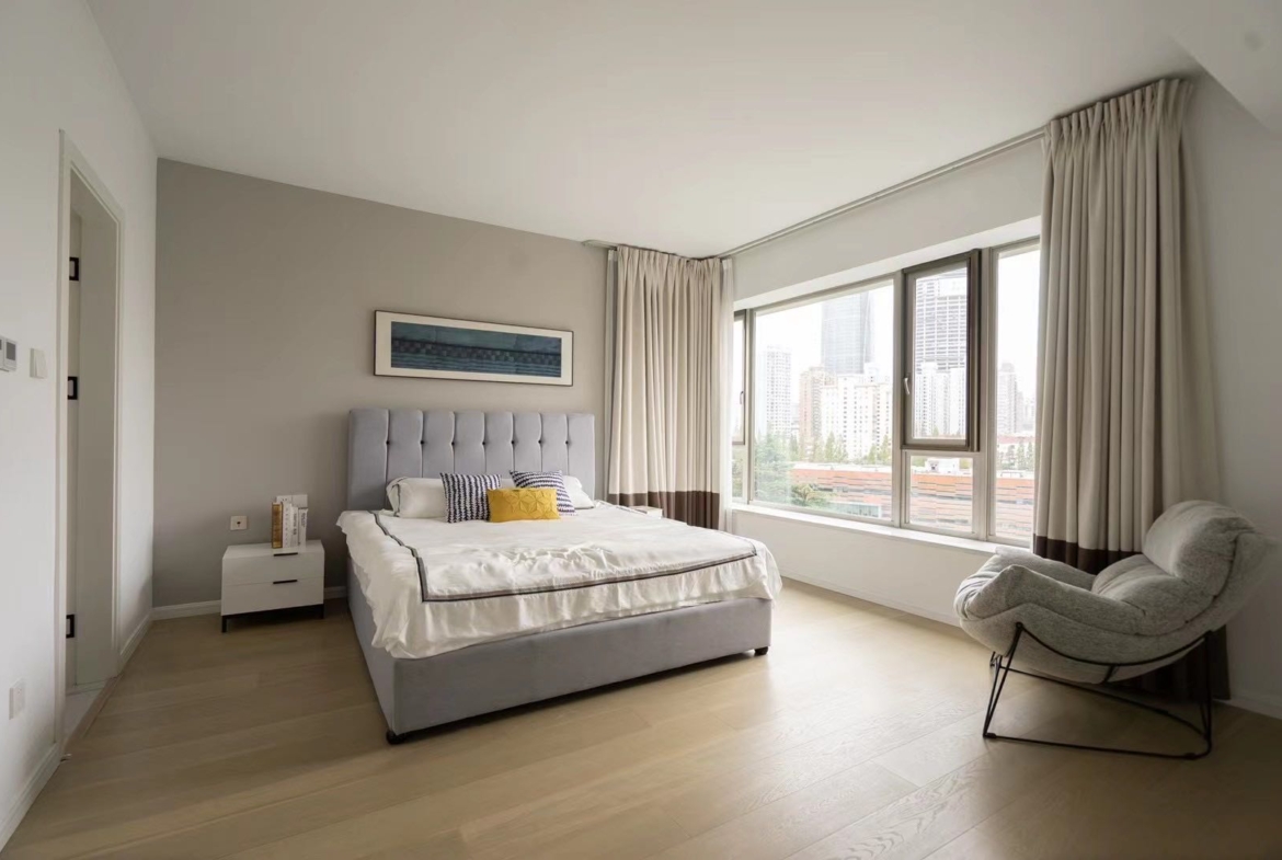 High floor unit at Wellington Garden on Huaihai Road. 3+1 bedrooms, 2 bathrooms, 230 sqm, underfloor heating, central AC. Ready to move in. 49,800 RMB/month.