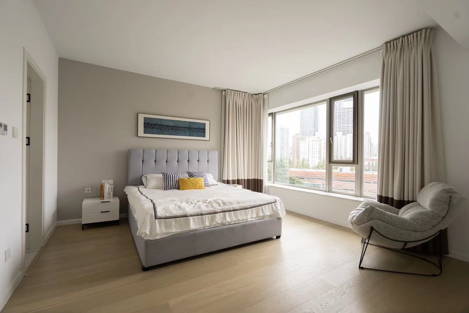 Wellington-Garden-FFC-230-sqm-4-Bed-2-Bath-Floor-Heating-Shanghai-Rentals (3) High floor unit at Wellington Garden on Huaihai Road. 3+1 bedrooms, 2 bathrooms, 230 sqm, underfloor heating, central AC. Ready to move in. 49,800 RMB/month.