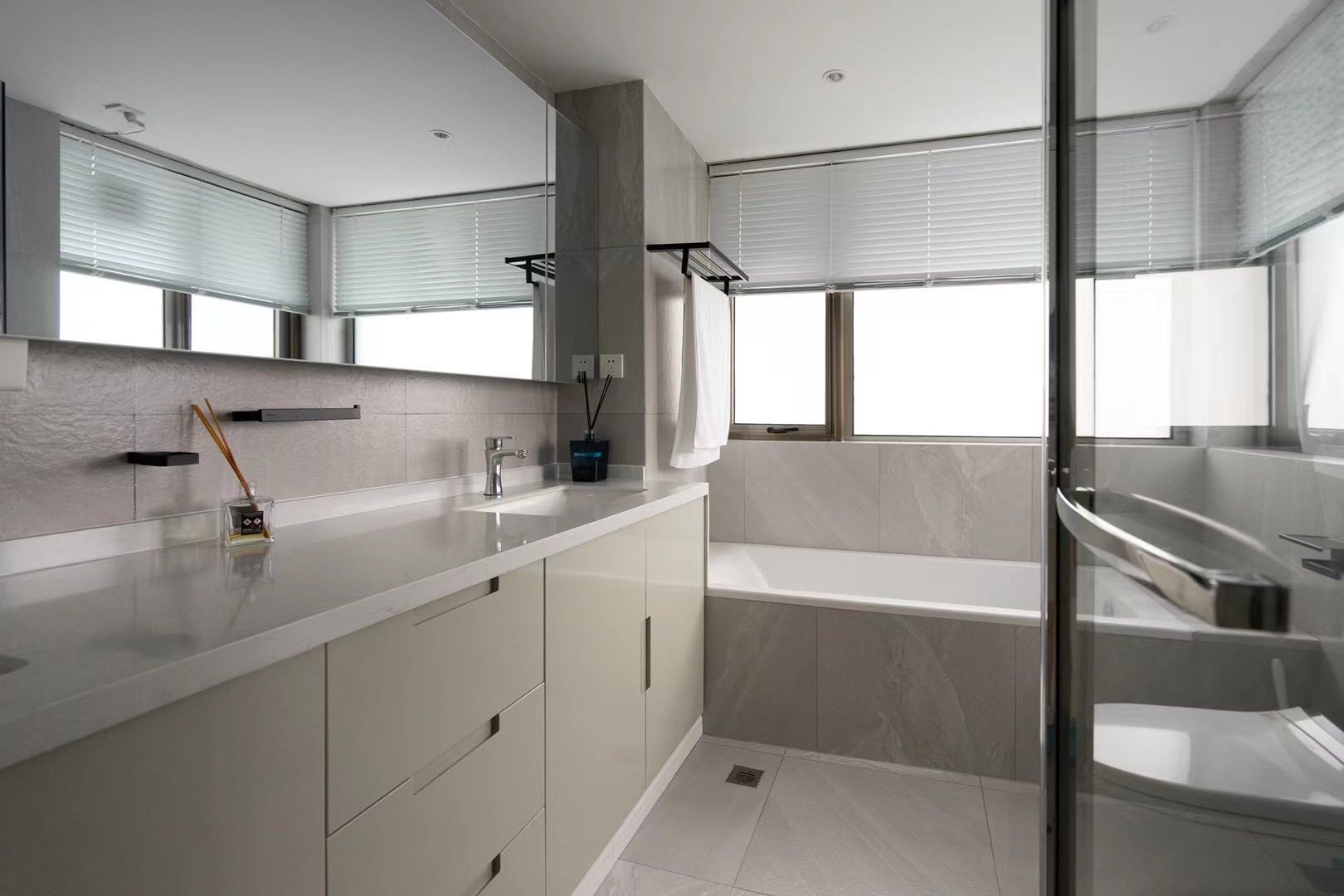 Wellington-Garden-FFC-230-sqm-4-Bed-2-Bath-Floor-Heating-Shanghai-Rentals (4) High floor unit at Wellington Garden on Huaihai Road. 3+1 bedrooms, 2 bathrooms, 230 sqm, underfloor heating, central AC. Ready to move in. 49,800 RMB/month.