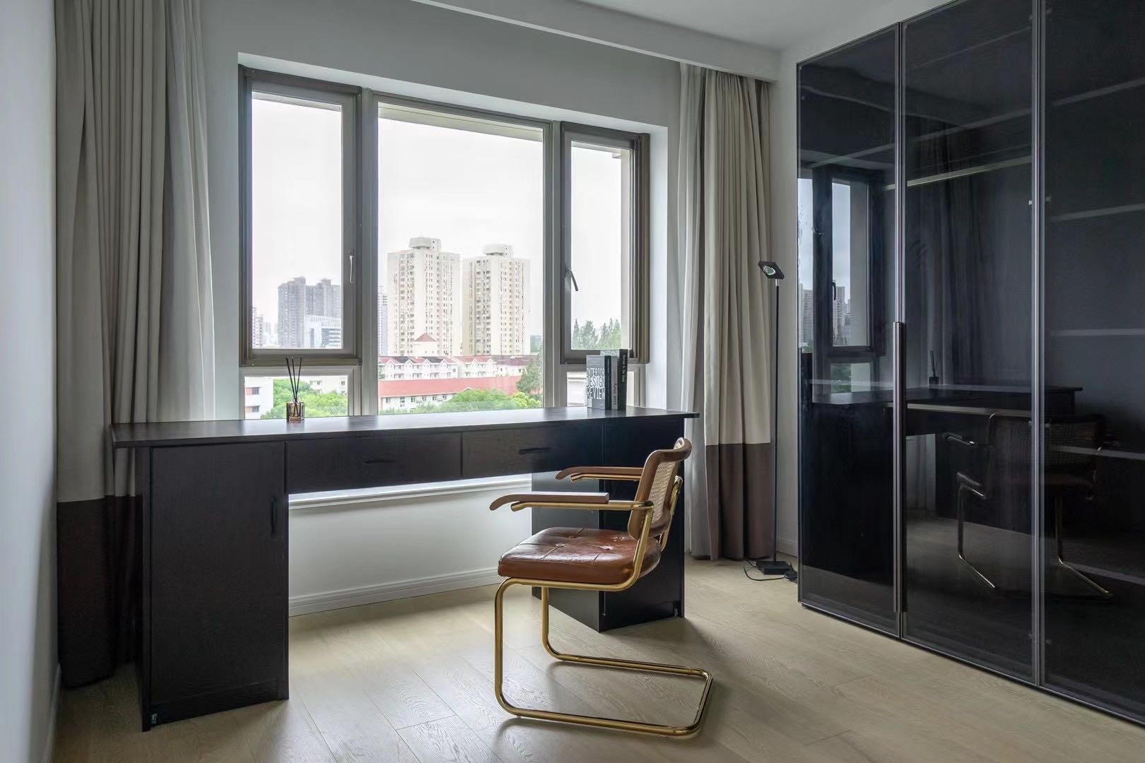 Wellington-Garden-FFC-230-sqm-4-Bed-2-Bath-Floor-Heating-Shanghai-Rentals (5) High floor unit at Wellington Garden on Huaihai Road. 3+1 bedrooms, 2 bathrooms, 230 sqm, underfloor heating, central AC. Ready to move in. 49,800 RMB/month.