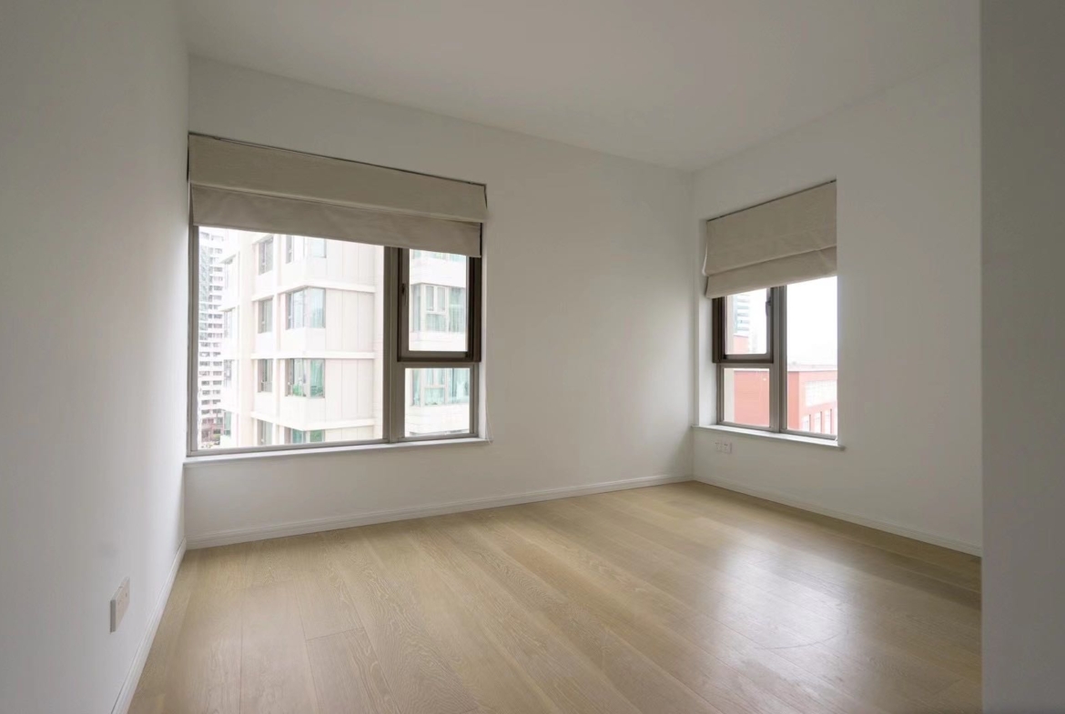 High floor unit at Wellington Garden on Huaihai Road. 3+1 bedrooms, 2 bathrooms, 230 sqm, underfloor heating, central AC. Ready to move in. 49,800 RMB/month.