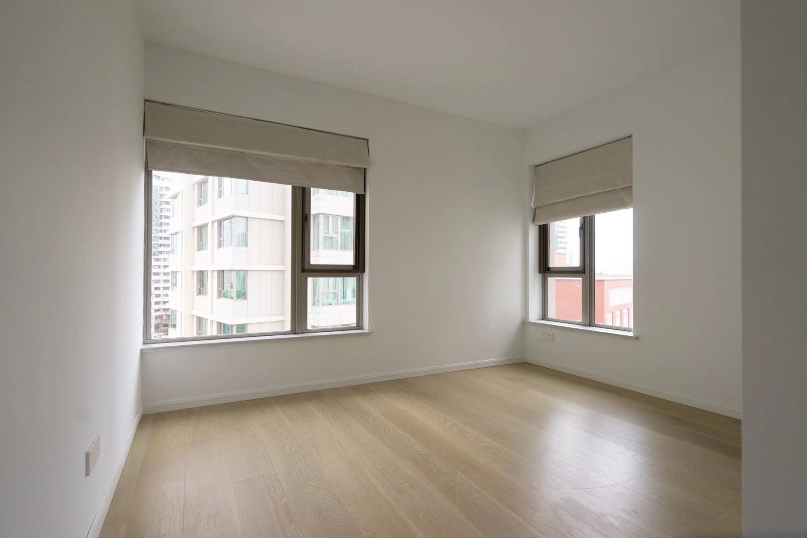 Wellington-Garden-FFC-230-sqm-4-Bed-2-Bath-Floor-Heating-Shanghai-Rentals (6) High floor unit at Wellington Garden on Huaihai Road. 3+1 bedrooms, 2 bathrooms, 230 sqm, underfloor heating, central AC. Ready to move in. 49,800 RMB/month.