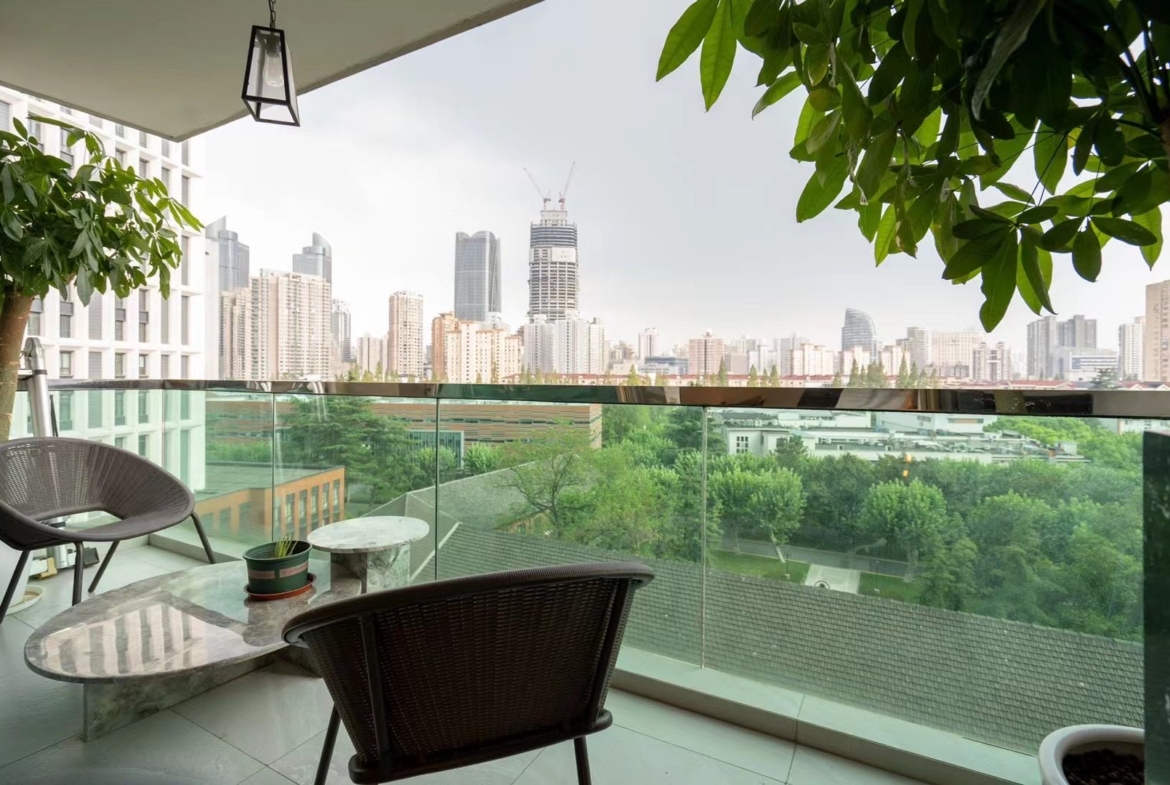 High floor unit at Wellington Garden on Huaihai Road. 3+1 bedrooms, 2 bathrooms, 230 sqm, underfloor heating, central AC. Ready to move in. 49,800 RMB/month.