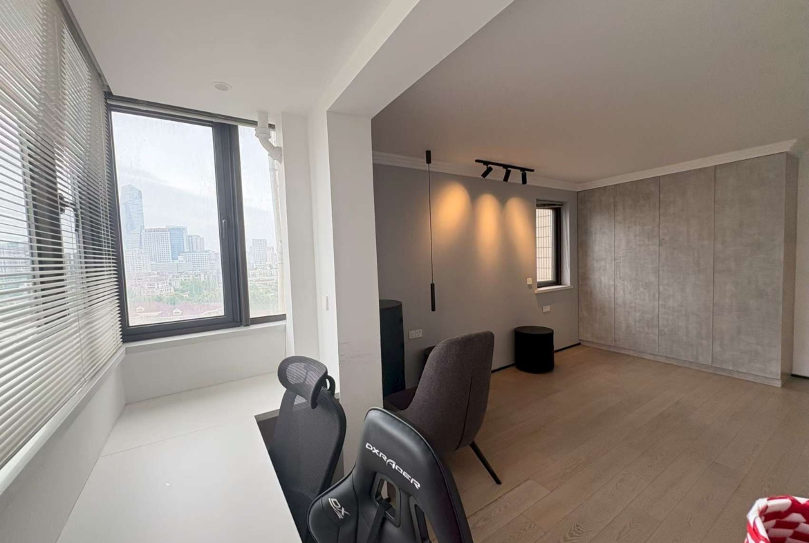 3-bed, 2-bath unit at Xingguo Mansion on Wukang Road / Huaihai Road. 150 sqm, third bedroom can be office, oven, wall heating. 26,000 RMB/month negotiable.