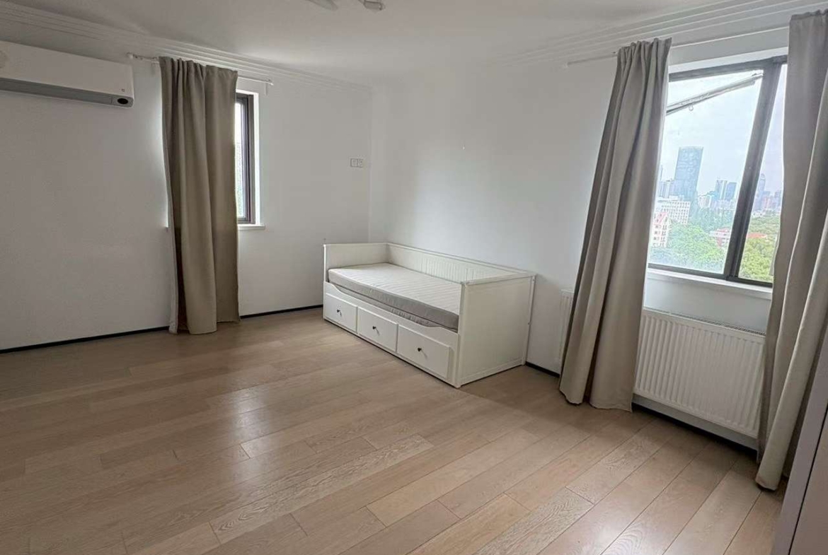 3-bed, 2-bath unit at Xingguo Mansion on Wukang Road / Huaihai Road. 150 sqm, third bedroom can be office, oven, wall heating. 26,000 RMB/month negotiable.