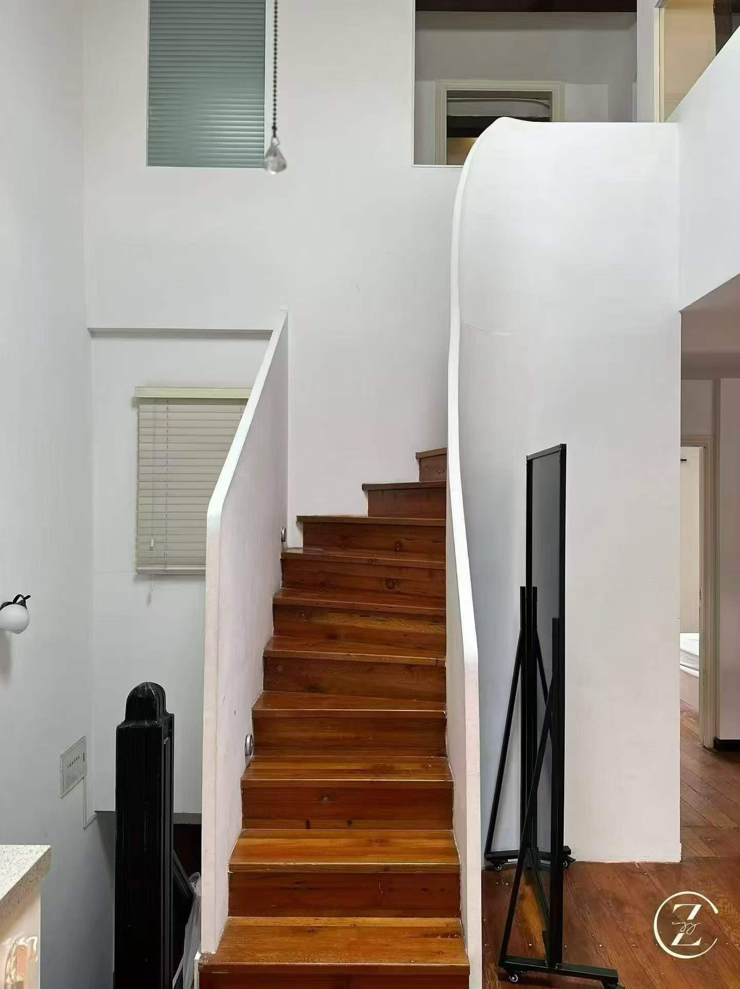 Third-floor walk-up on Xinle Road with private entrance. 150 sqm, 3 bedrooms, 3 bathrooms, 2 balconies, 3 skylights. No agency fee. 18,000 RMB/month.