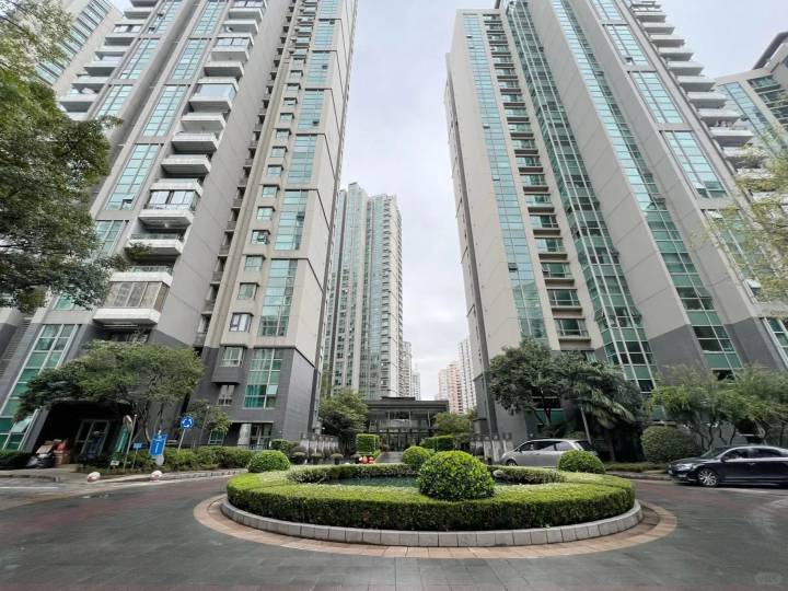Eight Park Avenue offers a 50m pool, gym, tennis, and bowling – the best clubhouse in Jing‘an. Quiet location, CBRE management, underfloor heating. Full expat guide.