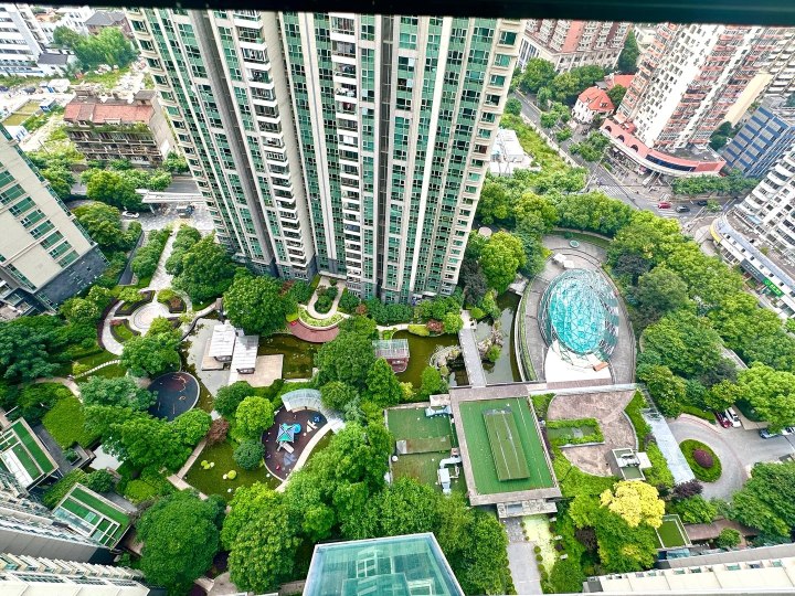 Eight Park Avenue offers a 50m pool, gym, tennis, and bowling – the best clubhouse in Jing‘an. Quiet location, CBRE management, underfloor heating. Full expat guide.