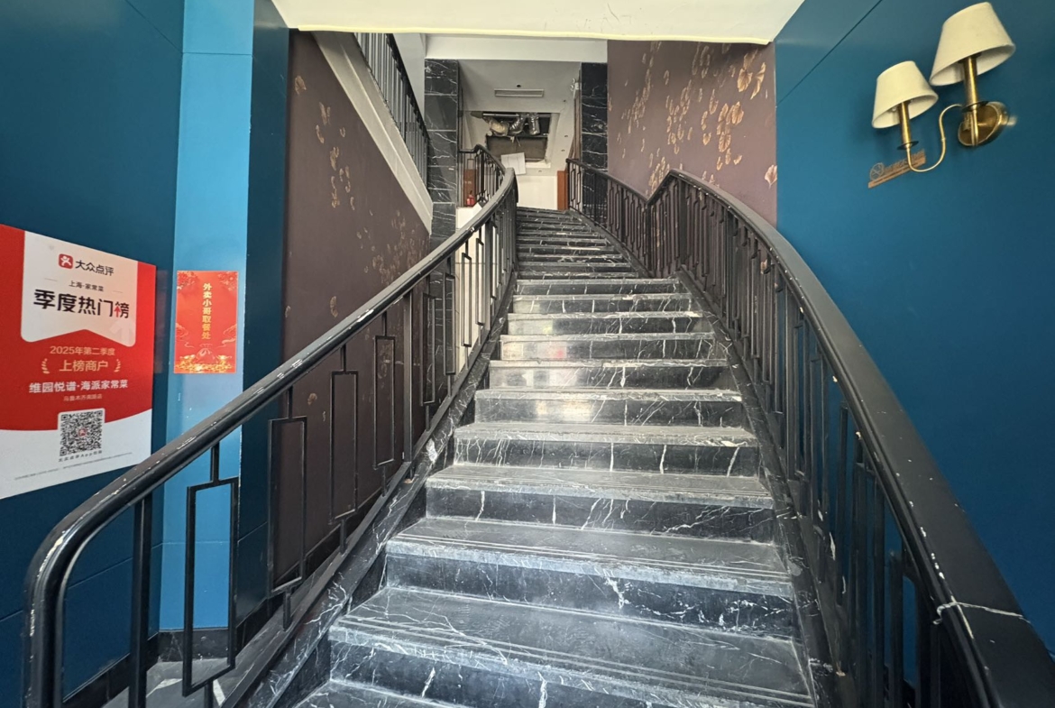 Entire 2nd floor retail space at Wulumuqi South Road / Jianguo West Road. 552 sqm, private entrance, elevator, 3-4 parking spaces included. No F&B/bar. 7 RMB/sqm/day.