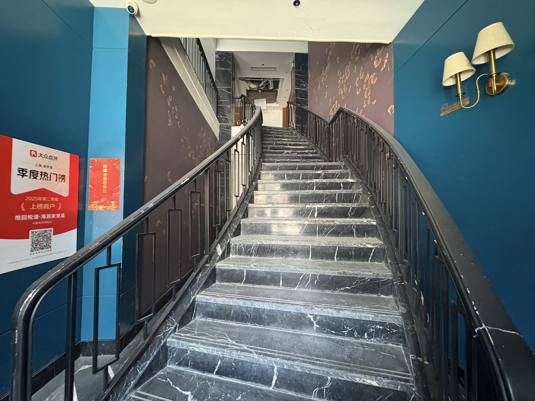 ffc-old-xuhui-entire-2nd-floor-retail-552sqm-shanghai-rentals (2) Entire 2nd floor retail space at Wulumuqi South Road / Jianguo West Road. 552 sqm, private entrance, elevator, 3-4 parking spaces included. No F&B/bar. 7 RMB/sqm/day.