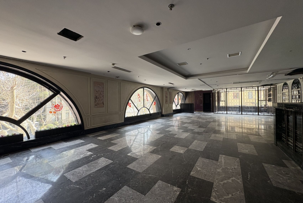 Entire 2nd floor retail space at Wulumuqi South Road / Jianguo West Road. 552 sqm, private entrance, elevator, 3-4 parking spaces included. No F&B/bar. 7 RMB/sqm/day.