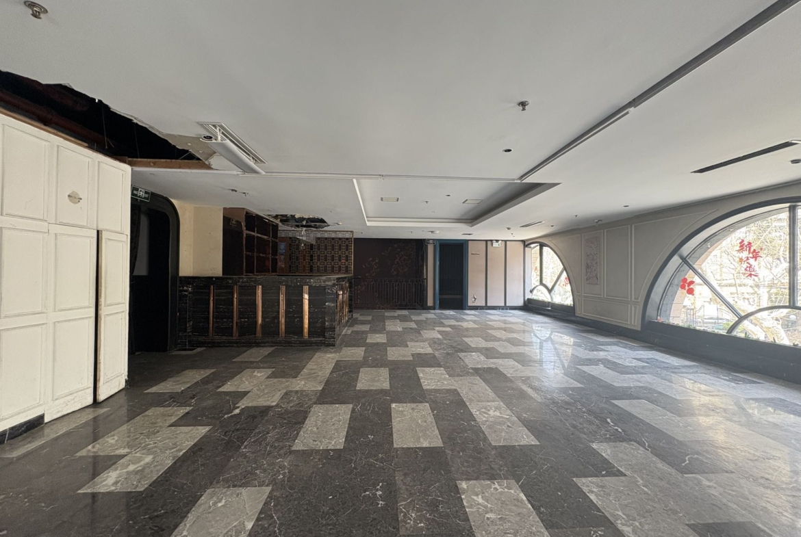 Entire 2nd floor retail space at Wulumuqi South Road / Jianguo West Road. 552 sqm, private entrance, elevator, 3-4 parking spaces included. No F&B/bar. 7 RMB/sqm/day.