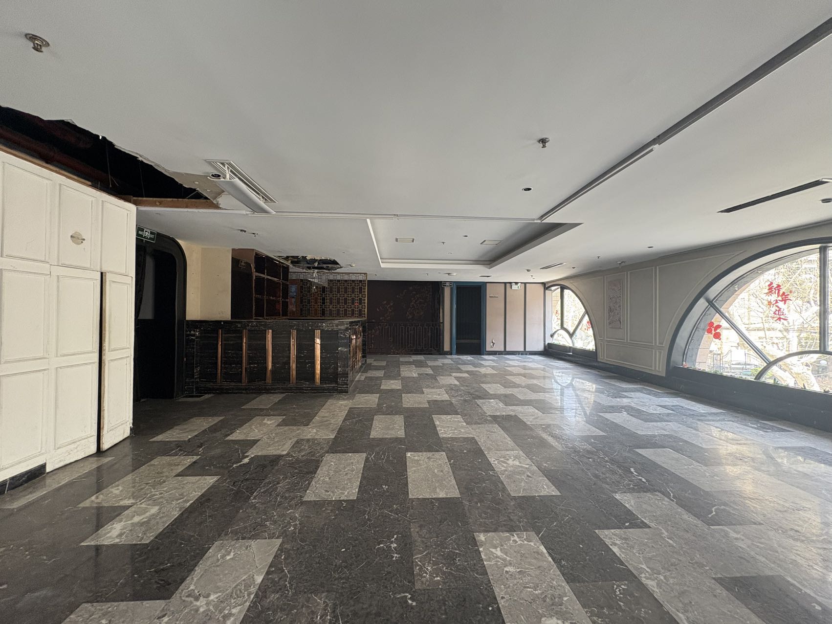 ffc-old-xuhui-entire-2nd-floor-retail-552sqm-shanghai-rentals (4) Entire 2nd floor retail space at Wulumuqi South Road / Jianguo West Road. 552 sqm, private entrance, elevator, 3-4 parking spaces included. No F&B/bar. 7 RMB/sqm/day.