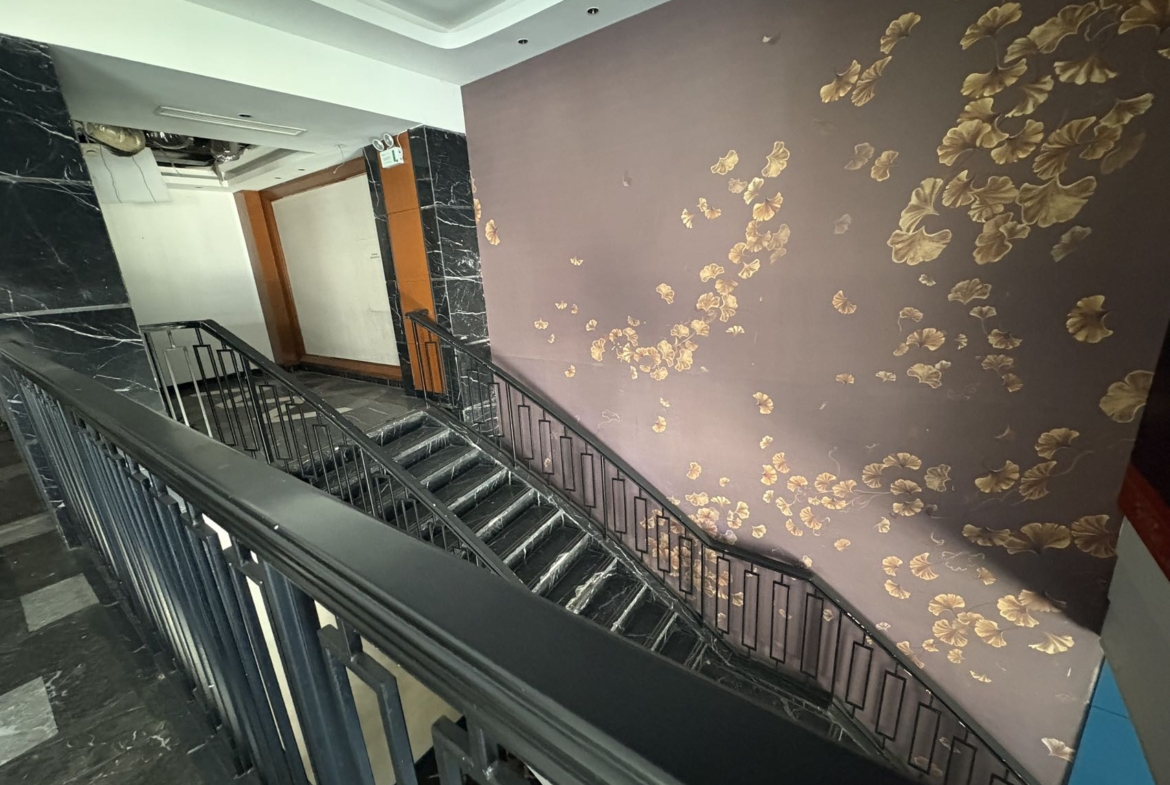 Entire 2nd floor retail space at Wulumuqi South Road / Jianguo West Road. 552 sqm, private entrance, elevator, 3-4 parking spaces included. No F&B/bar. 7 RMB/sqm/day.