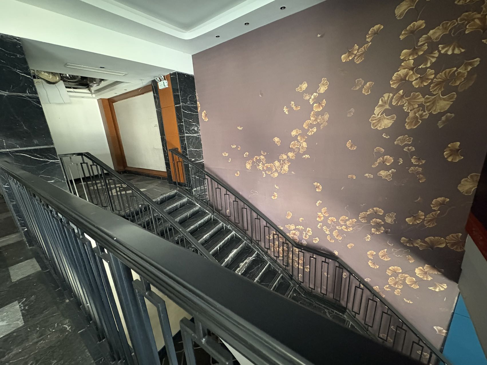 ffc-old-xuhui-entire-2nd-floor-retail-552sqm-shanghai-rentals (5) Entire 2nd floor retail space at Wulumuqi South Road / Jianguo West Road. 552 sqm, private entrance, elevator, 3-4 parking spaces included. No F&B/bar. 7 RMB/sqm/day.