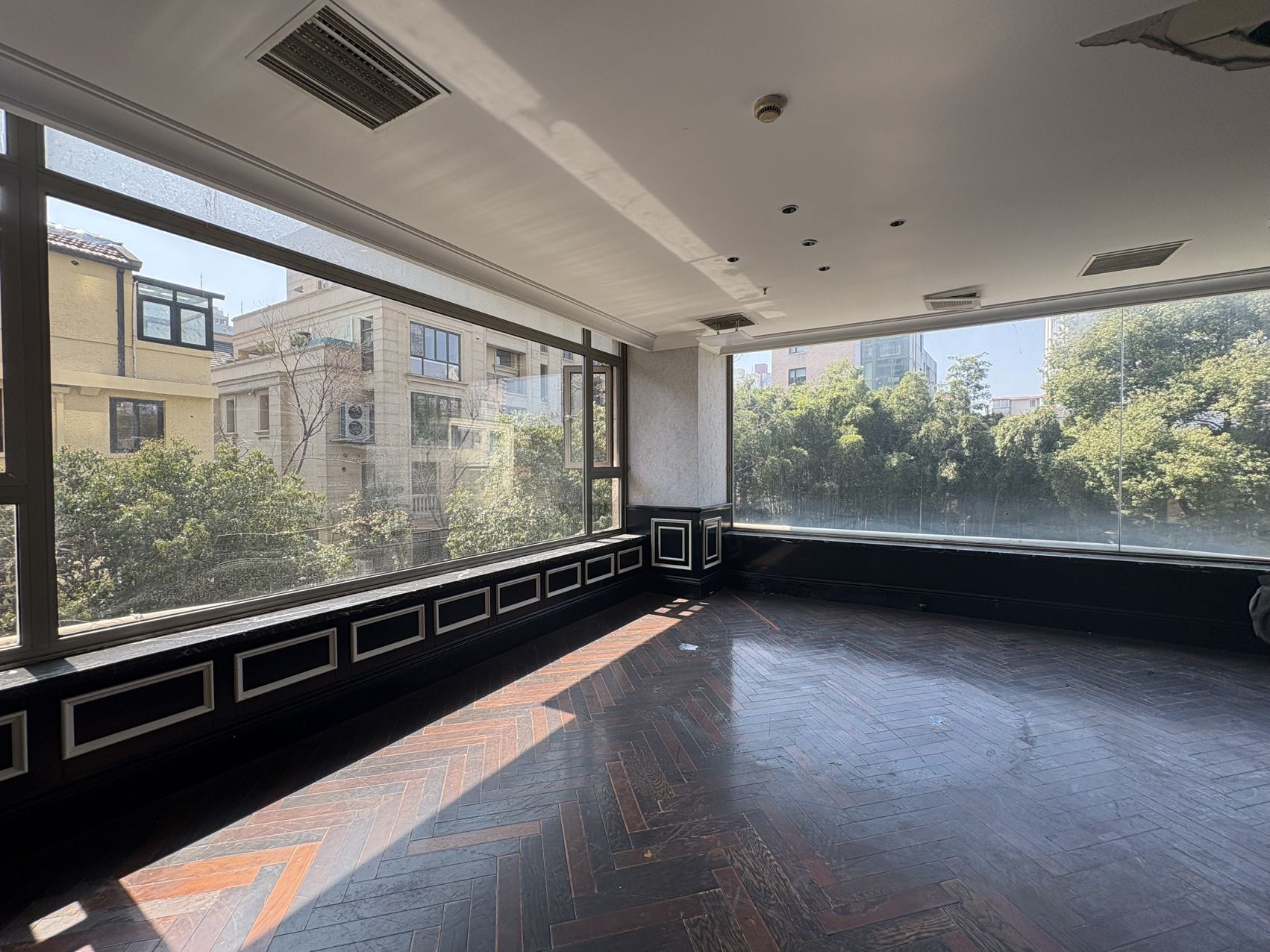 ffc-old-xuhui-entire-2nd-floor-retail-552sqm-shanghai-rentals (6) Entire 2nd floor retail space at Wulumuqi South Road / Jianguo West Road. 552 sqm, private entrance, elevator, 3-4 parking spaces included. No F&B/bar. 7 RMB/sqm/day.