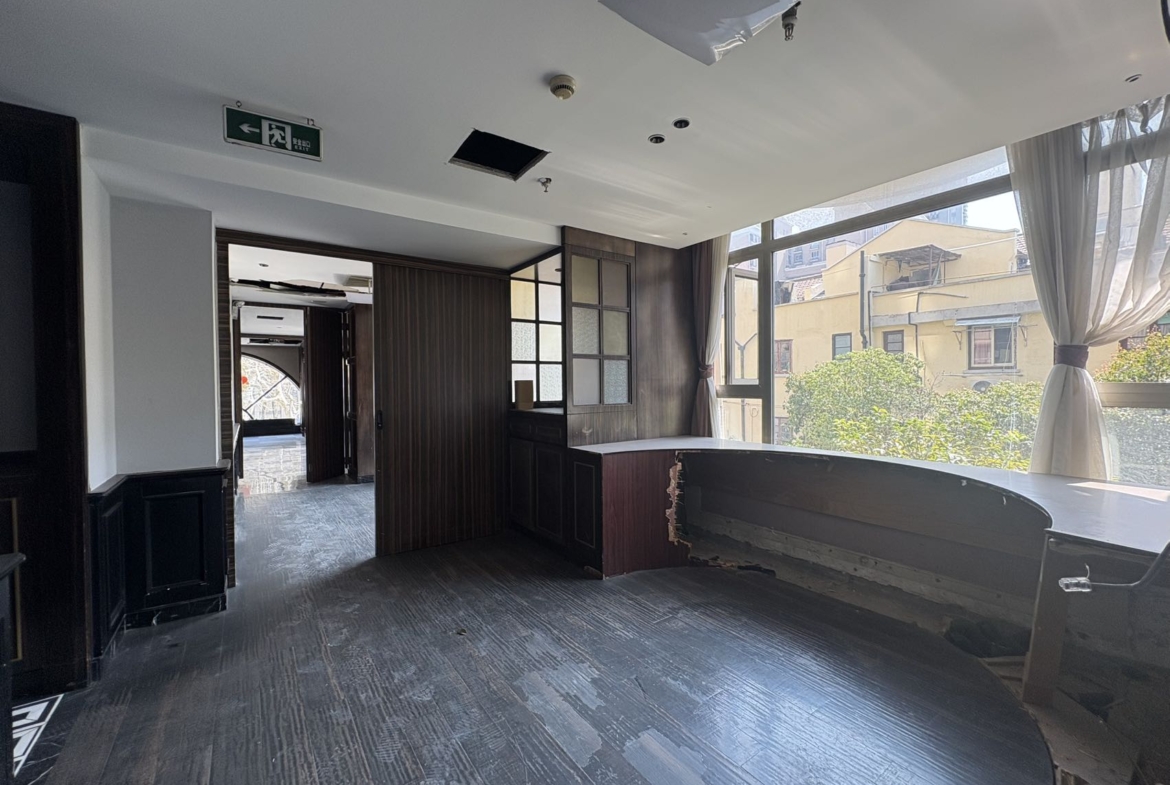 Entire 2nd floor retail space at Wulumuqi South Road / Jianguo West Road. 552 sqm, private entrance, elevator, 3-4 parking spaces included. No F&B/bar. 7 RMB/sqm/day.