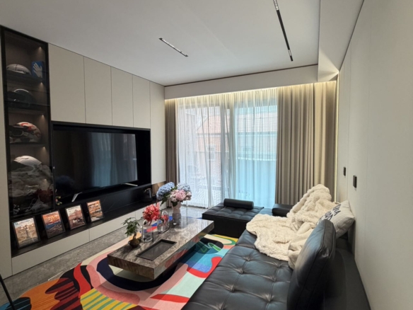 Brand new 2024 smart home at Hong Yin Li in Old Jing'an. 110 sqm, 2 beds, 2 baths, underfloor heating, central AC, home automation panel. 30,000 RMB/month.