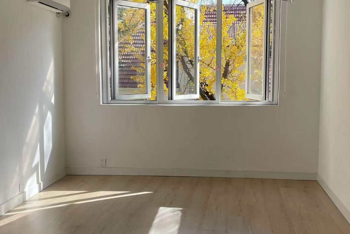 eritage lane house in YUqing Road's Aitang Xincun. 2 beds, 2 baths, 3rd floor entire unit, triple south-facing, underfloor heating. 21,000 RMB/month.