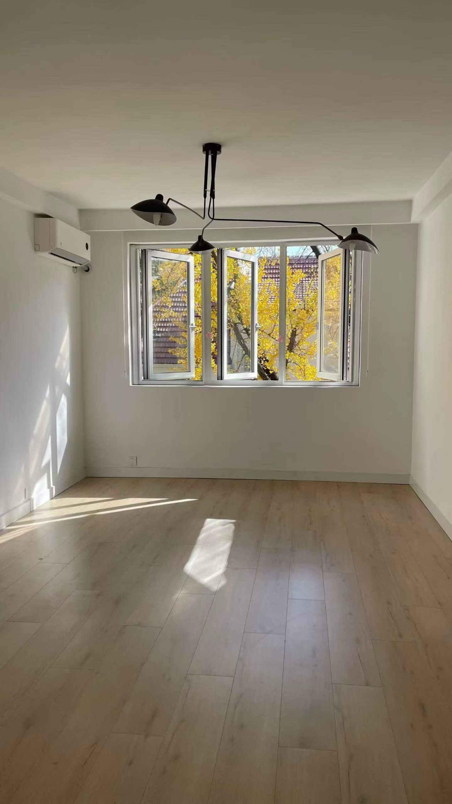 huashan-road-lane-house-garden-floor-heating (1) eritage lane house in YUqing Road's Aitang Xincun. 2 beds, 2 baths, 3rd floor entire unit, triple south-facing, underfloor heating. 21,000 RMB/month.
