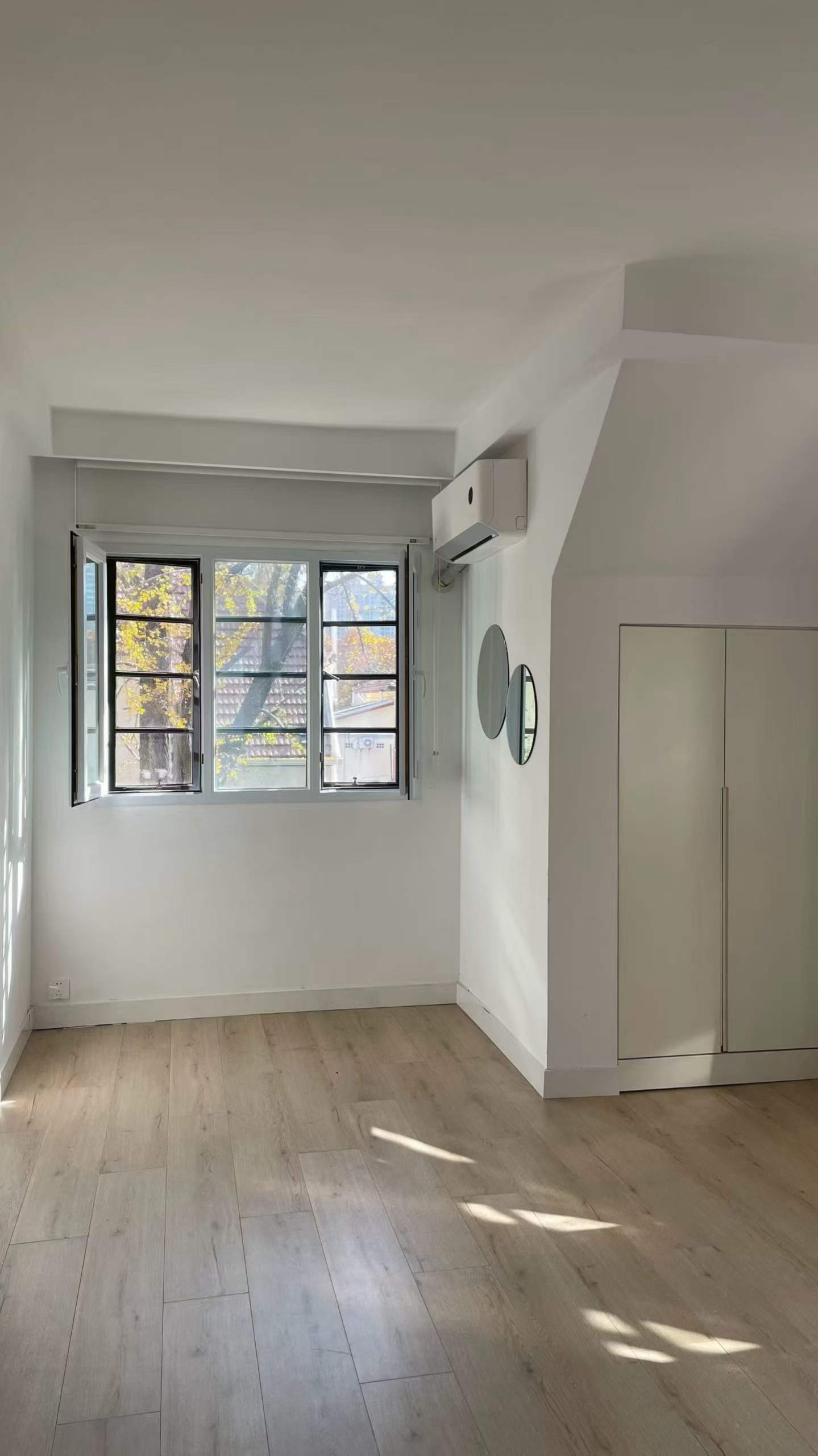 huashan-road-lane-house-garden-floor-heating (2) eritage lane house in YUqing Road's Aitang Xincun. 2 beds, 2 baths, 3rd floor entire unit, triple south-facing, underfloor heating. 21,000 RMB/month.