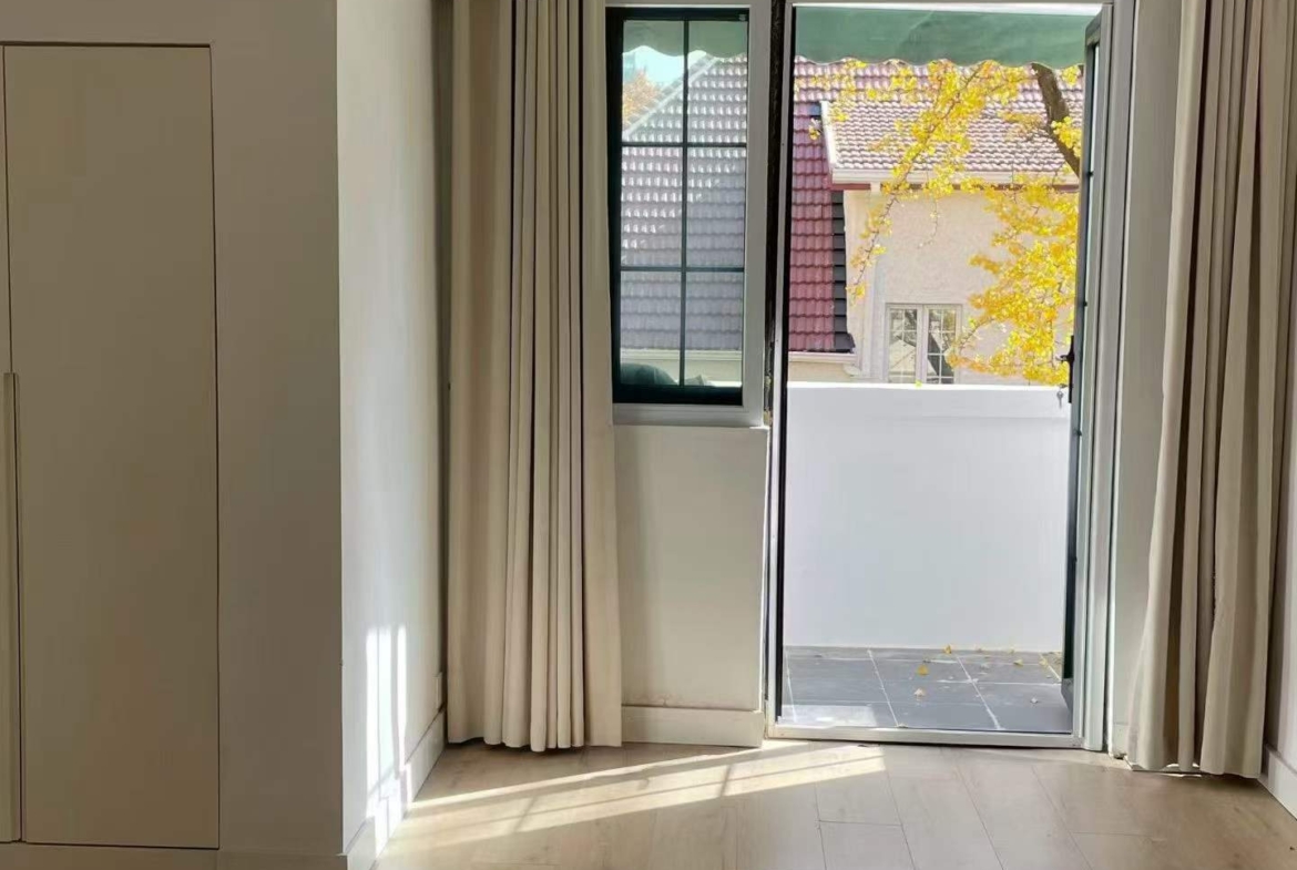 eritage lane house in YUqing Road's Aitang Xincun. 2 beds, 2 baths, 3rd floor entire unit, triple south-facing, underfloor heating. 21,000 RMB/month.