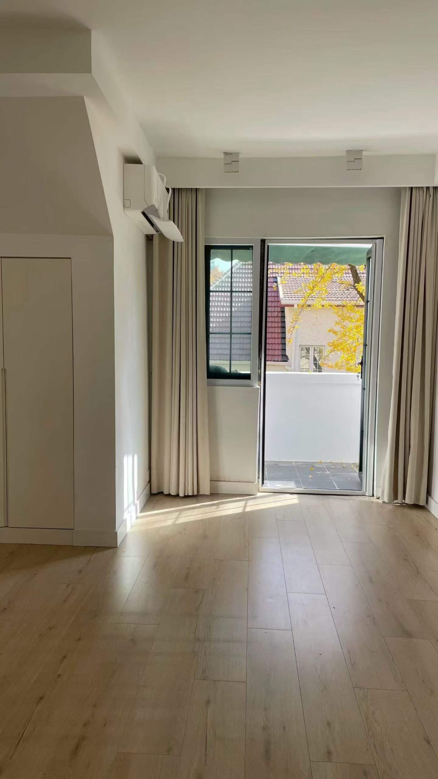huashan-road-lane-house-garden-floor-heating (3) eritage lane house in YUqing Road's Aitang Xincun. 2 beds, 2 baths, 3rd floor entire unit, triple south-facing, underfloor heating. 21,000 RMB/month.