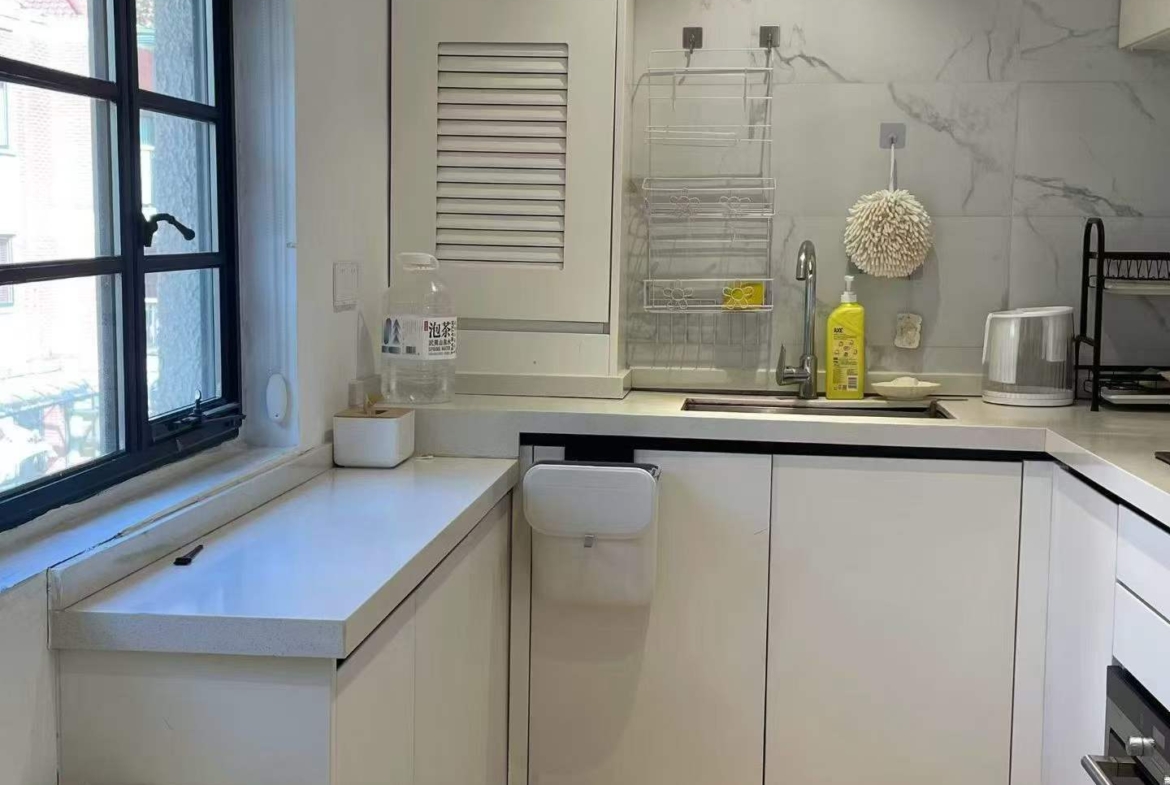 eritage lane house in YUqing Road's Aitang Xincun. 2 beds, 2 baths, 3rd floor entire unit, triple south-facing, underfloor heating. 21,000 RMB/month.