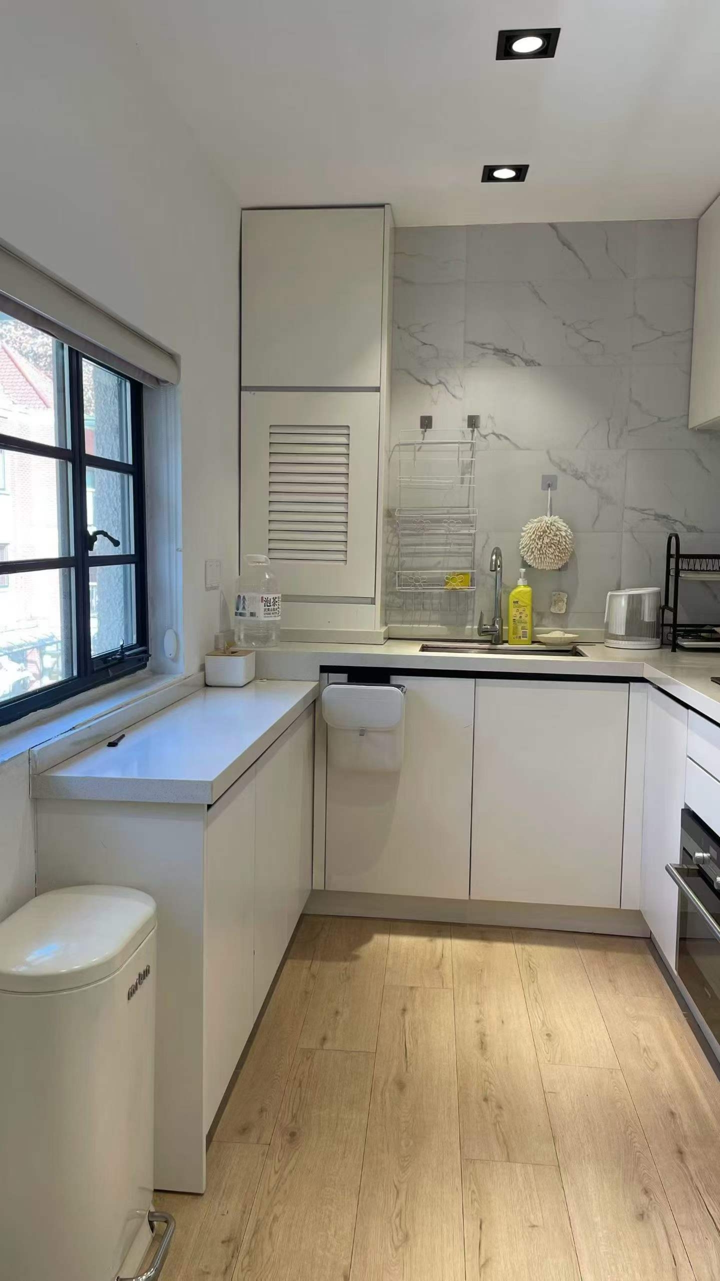 huashan-road-lane-house-garden-floor-heating (4) eritage lane house in YUqing Road's Aitang Xincun. 2 beds, 2 baths, 3rd floor entire unit, triple south-facing, underfloor heating. 21,000 RMB/month.