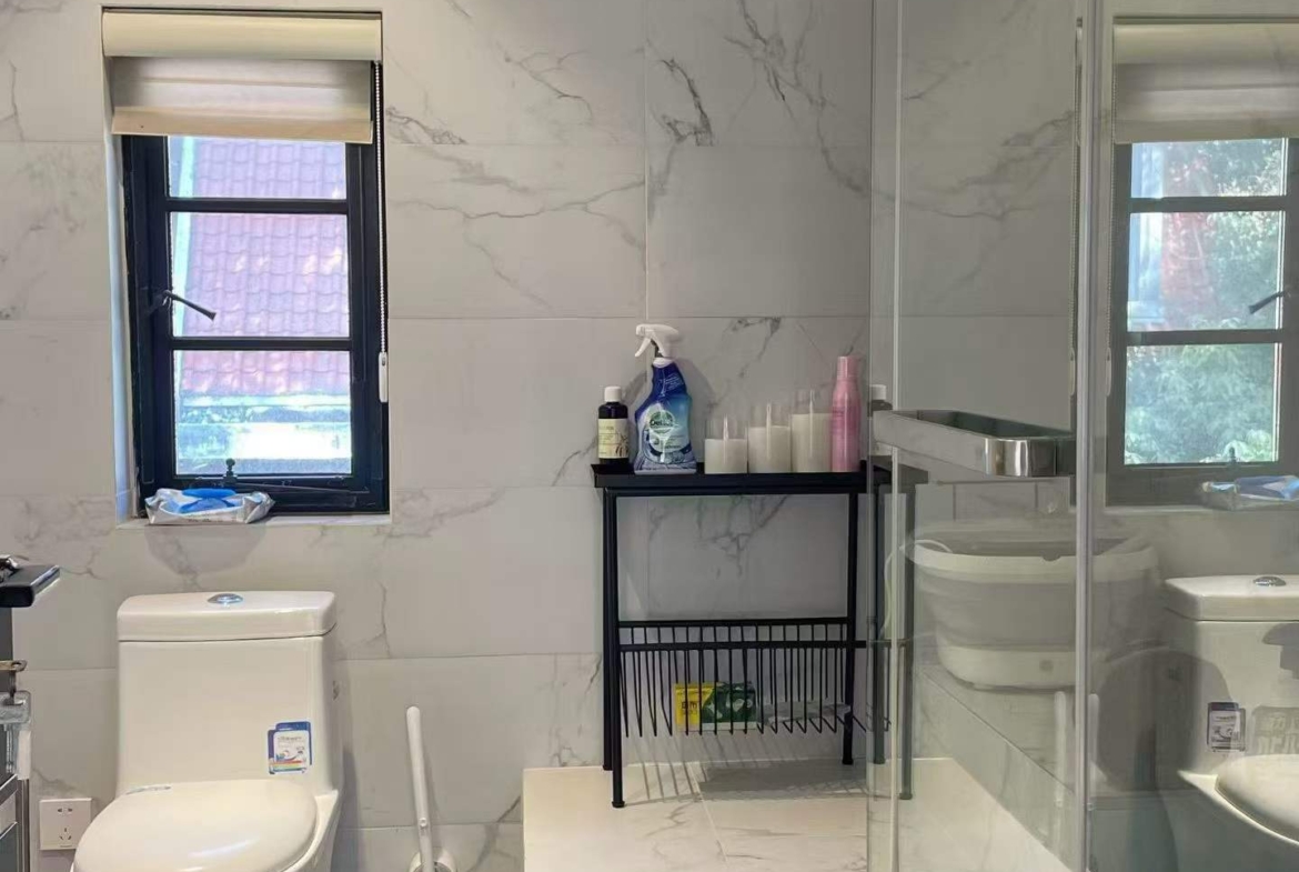 eritage lane house in YUqing Road's Aitang Xincun. 2 beds, 2 baths, 3rd floor entire unit, triple south-facing, underfloor heating. 21,000 RMB/month.