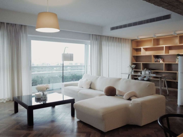 High-floor 3-bed unit at Kingsville on Anfu Road. 238 sqm, maid's room, 3 baths, central AC, wall heating, 40% greenery. 48,000 RMB/month