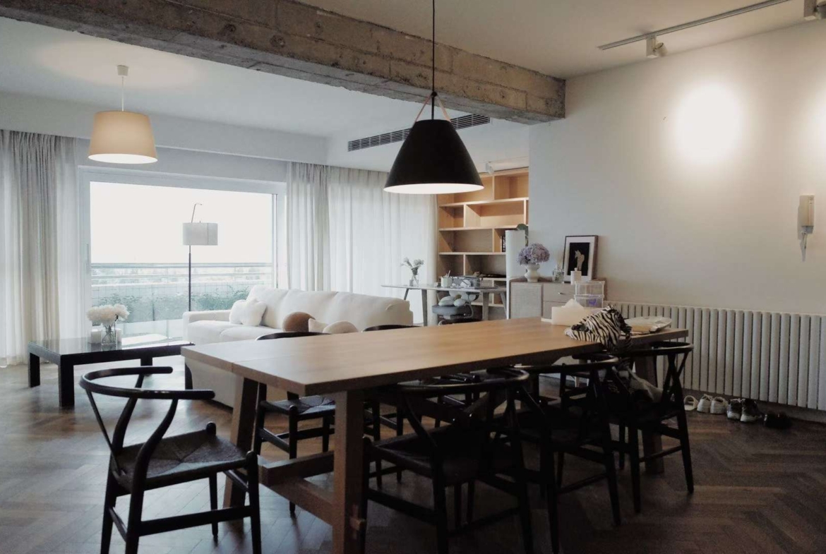 High-floor 3-bed unit at Kingsville on Anfu Road. 238 sqm, maid's room, 3 baths, central AC, wall heating, 40% greenery. 48,000 RMB/month