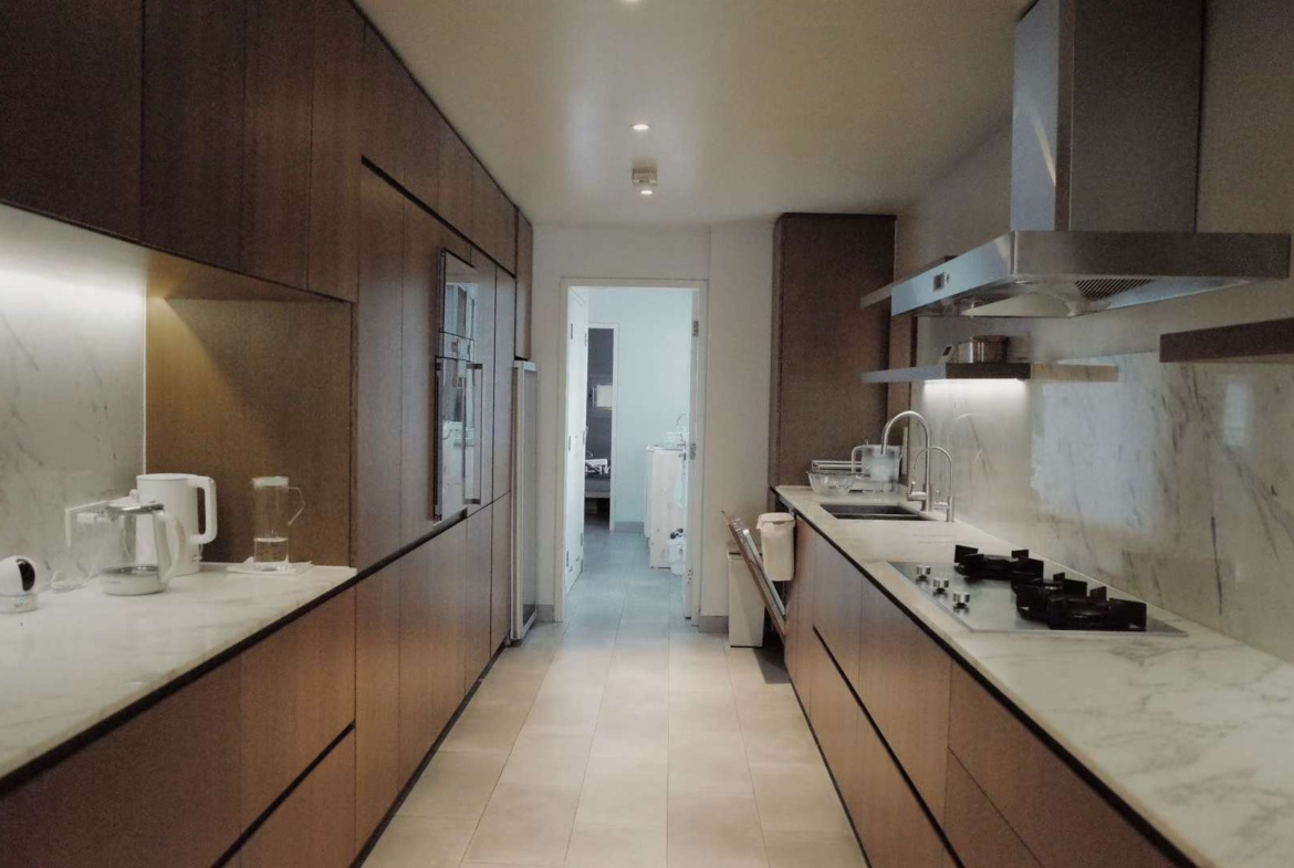 High-floor 3-bed unit at Kingsville on Anfu Road. 238 sqm, maid's room, 3 baths, central AC, wall heating, 40% greenery. 48,000 RMB/month