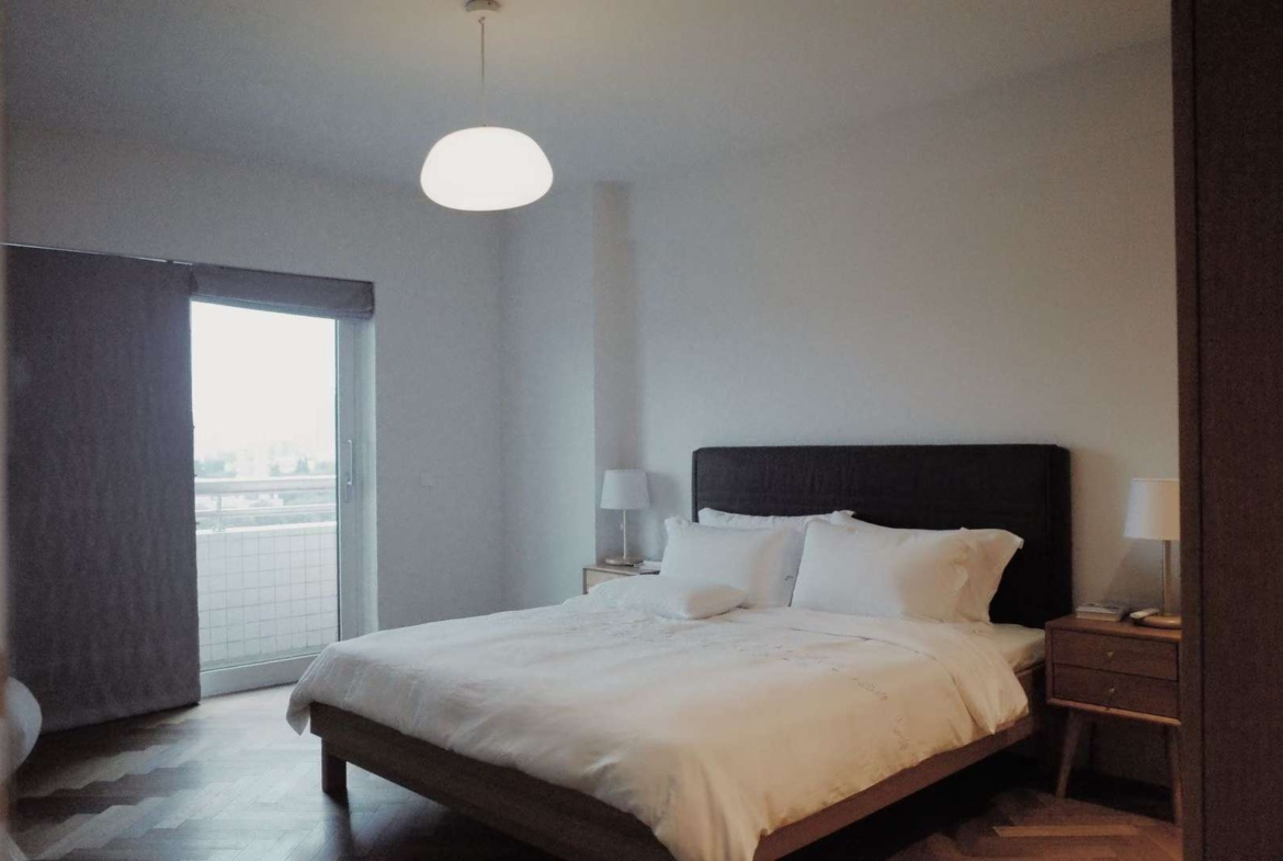 High-floor 3-bed unit at Kingsville on Anfu Road. 238 sqm, maid's room, 3 baths, central AC, wall heating, 40% greenery. 48,000 RMB/month