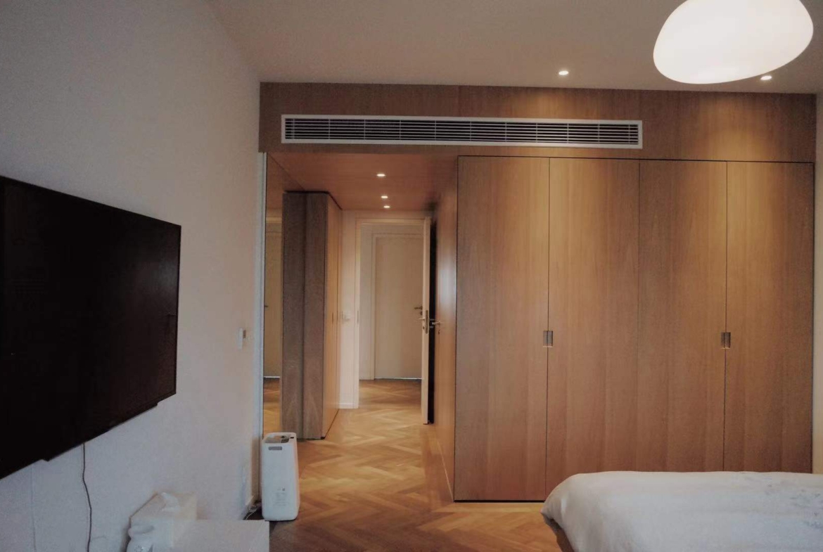 High-floor 3-bed unit at Kingsville on Anfu Road. 238 sqm, maid's room, 3 baths, central AC, wall heating, 40% greenery. 48,000 RMB/month