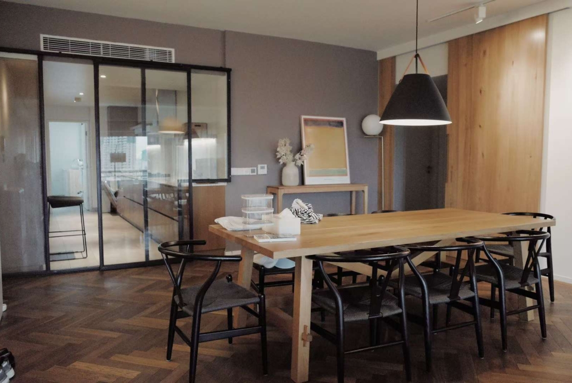 High-floor 3-bed unit at Kingsville on Anfu Road. 238 sqm, maid's room, 3 baths, central AC, wall heating, 40% greenery. 48,000 RMB/month