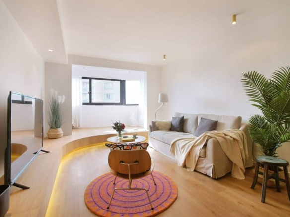 2-bed, 2-bath unit at Lilac Apartments near FFC. 138 sqm, central AC, underfloor heating, master suite with walk-in closet. 20,000 RMB/month.