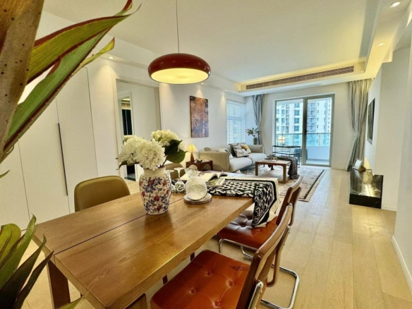 2-bed, 2-bath unit at One Park Avenue in Jing'an. 18th floor, 120 sqm, central AC, underfloor heating. Close to Jing'an Temple Station. 28,600 RMB/month.