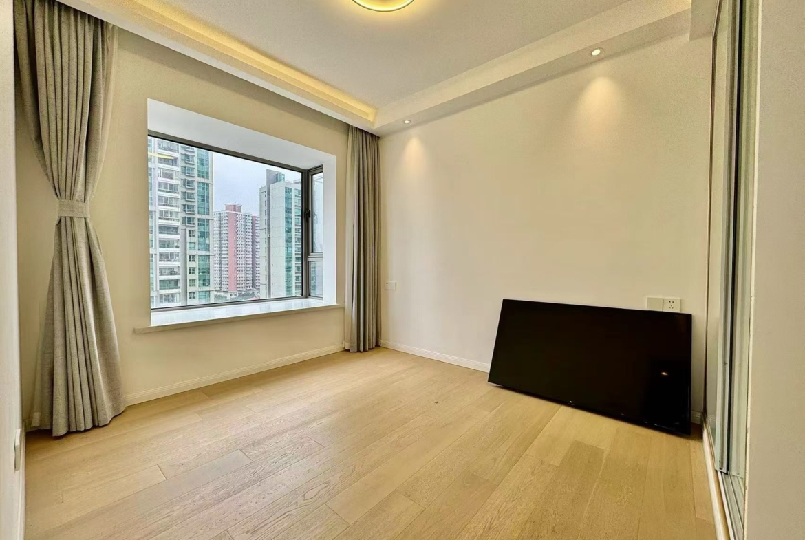 2-bed, 2-bath unit at One Park Avenue in Jing'an. 18th floor, 120 sqm, central AC, underfloor heating. Close to Jing'an Temple Station. 28,600 RMB/month.