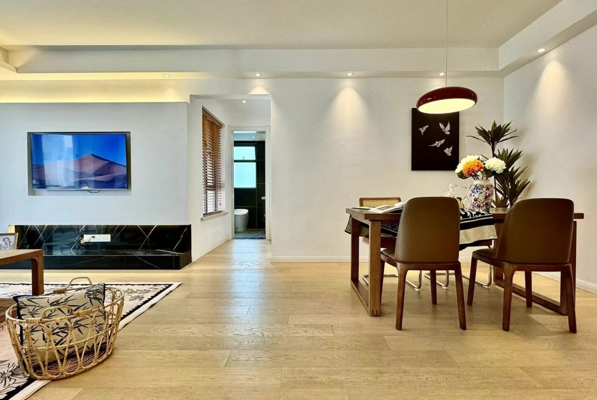2-bed, 2-bath unit at One Park Avenue in Jing'an. 18th floor, 120 sqm, central AC, underfloor heating. Close to Jing'an Temple Station. 28,600 RMB/month.