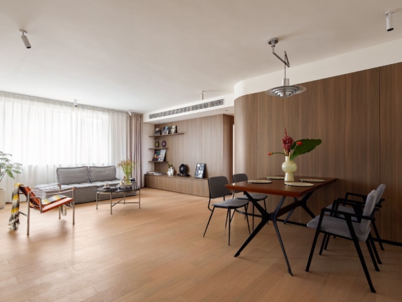 Fully renovated 2023 3-bed unit in Huangpu's Ruinan Xinyuan. 137 sqm, underfloor heating, full appliance package, bathtub, 24hr hot water. 25,000 RMB/month.