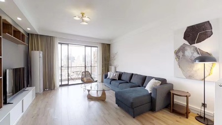 High floor unit at Sea of Clouds Garden with view of Oriental Pearl Tower. 200 sqm, 4 beds, wall heating, oven, dishwasher, smart lock. Available early July. 32,000 RMB/month.