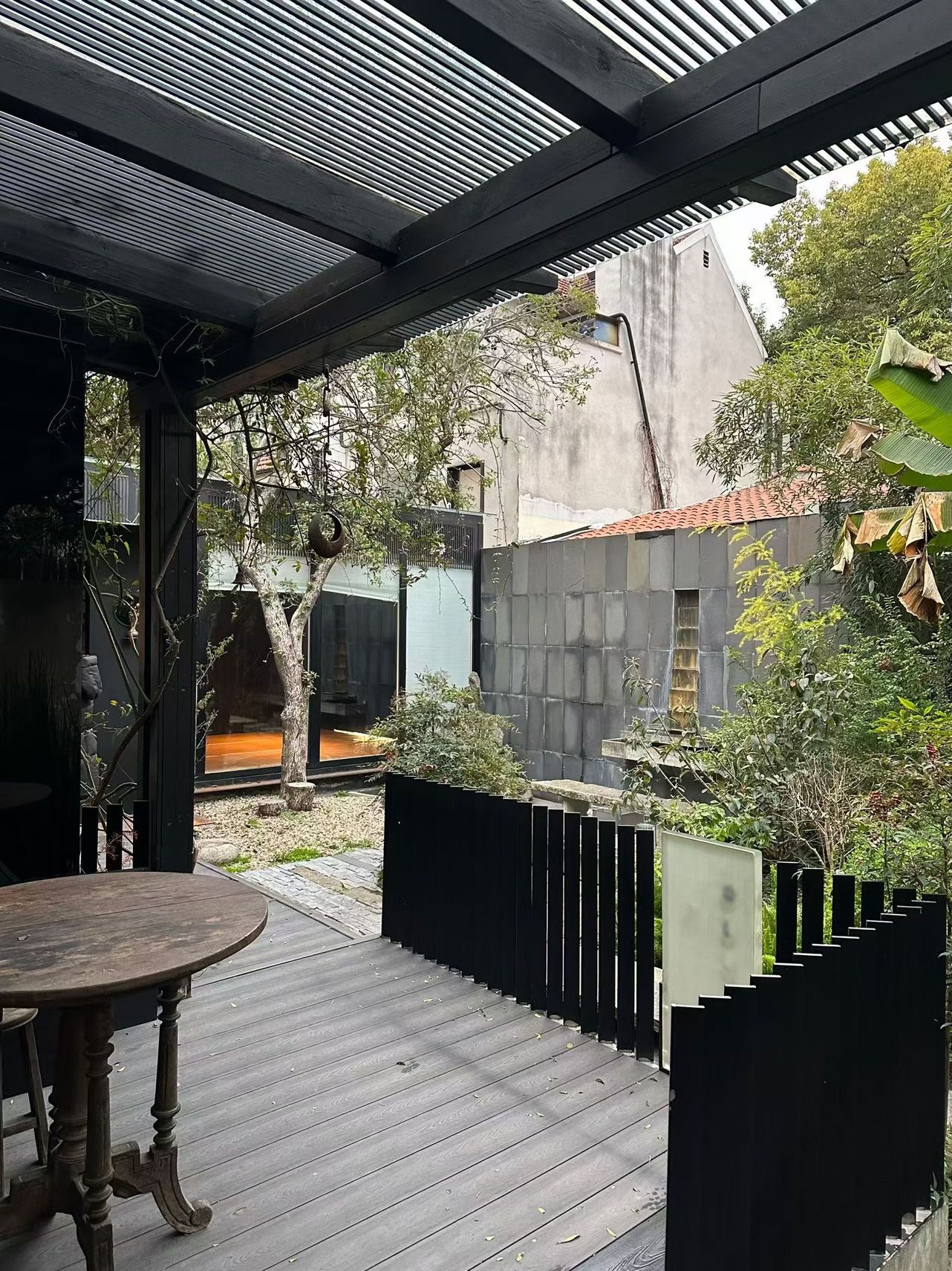 Lane house garden studio on Taiyuan Road. 200 sqm indoor, 140 sqm garden, 4 bedrooms, large living room. Ideal for creative office or design studio. 55,000 RMB/month.