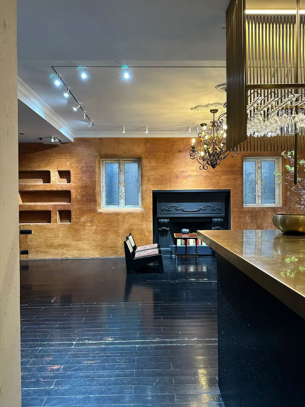 Lane house garden studio on Taiyuan Road. 200 sqm indoor, 140 sqm garden, 4 bedrooms, large living room. Ideal for creative office or design studio. 55,000 RMB/month.