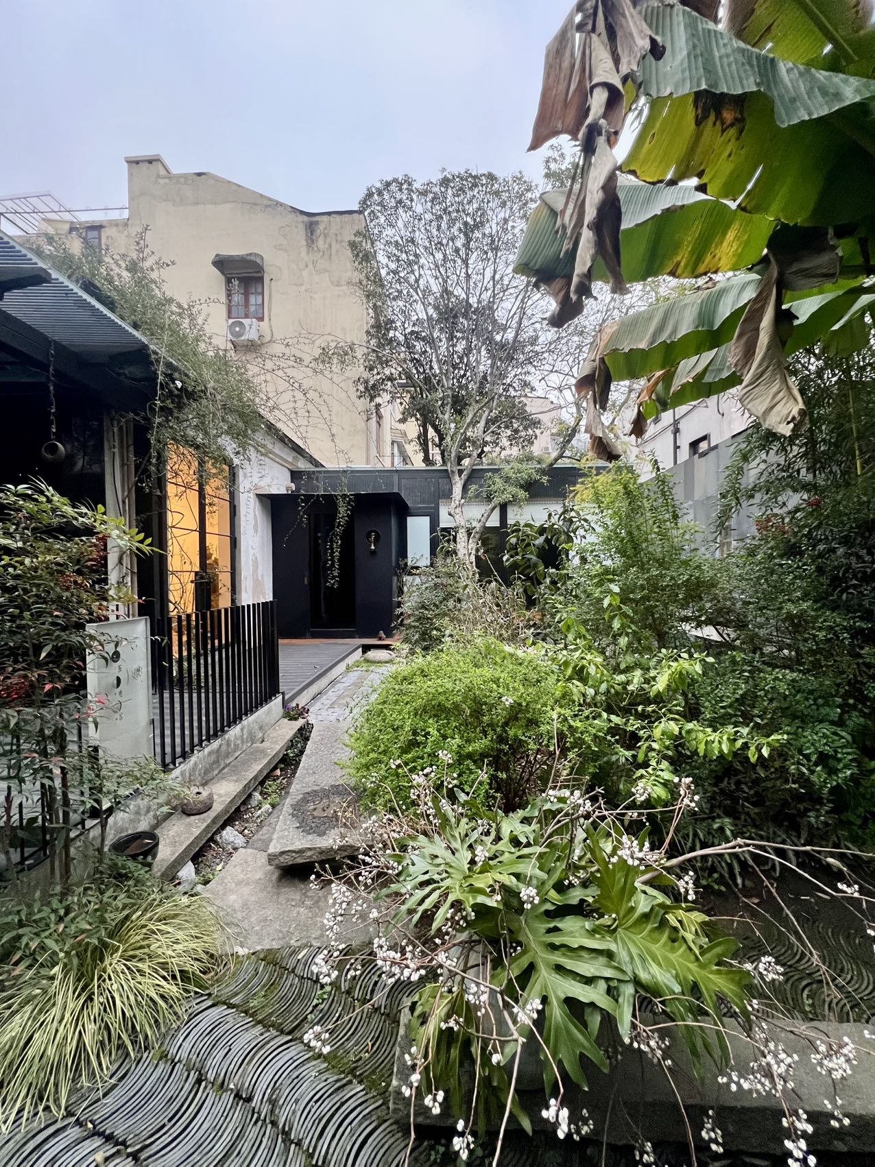 Lane house garden studio on Taiyuan Road. 200 sqm indoor, 140 sqm garden, 4 bedrooms, large living room. Ideal for creative office or design studio. 55,000 RMB/month.