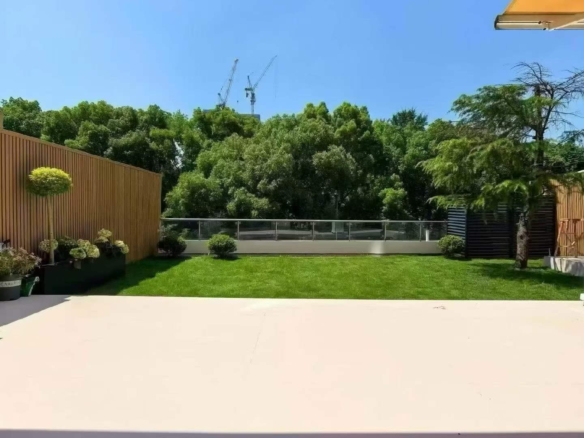 3-bed, 2-bath unit at Top of City with private garden, underfloor heating, central AC, and central lake view. 150 sqm. 45,000 RMB/month.