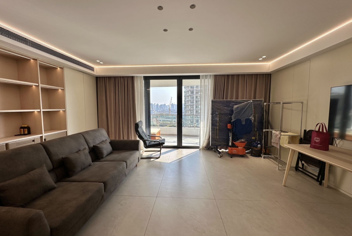 Building king unit at Top of City with 2M RMB renovation. 224 sqm, 4 beds + maid's, lake view balcony, one-unit-per-floor elevator, underground parking. 45,000 RMB/month.